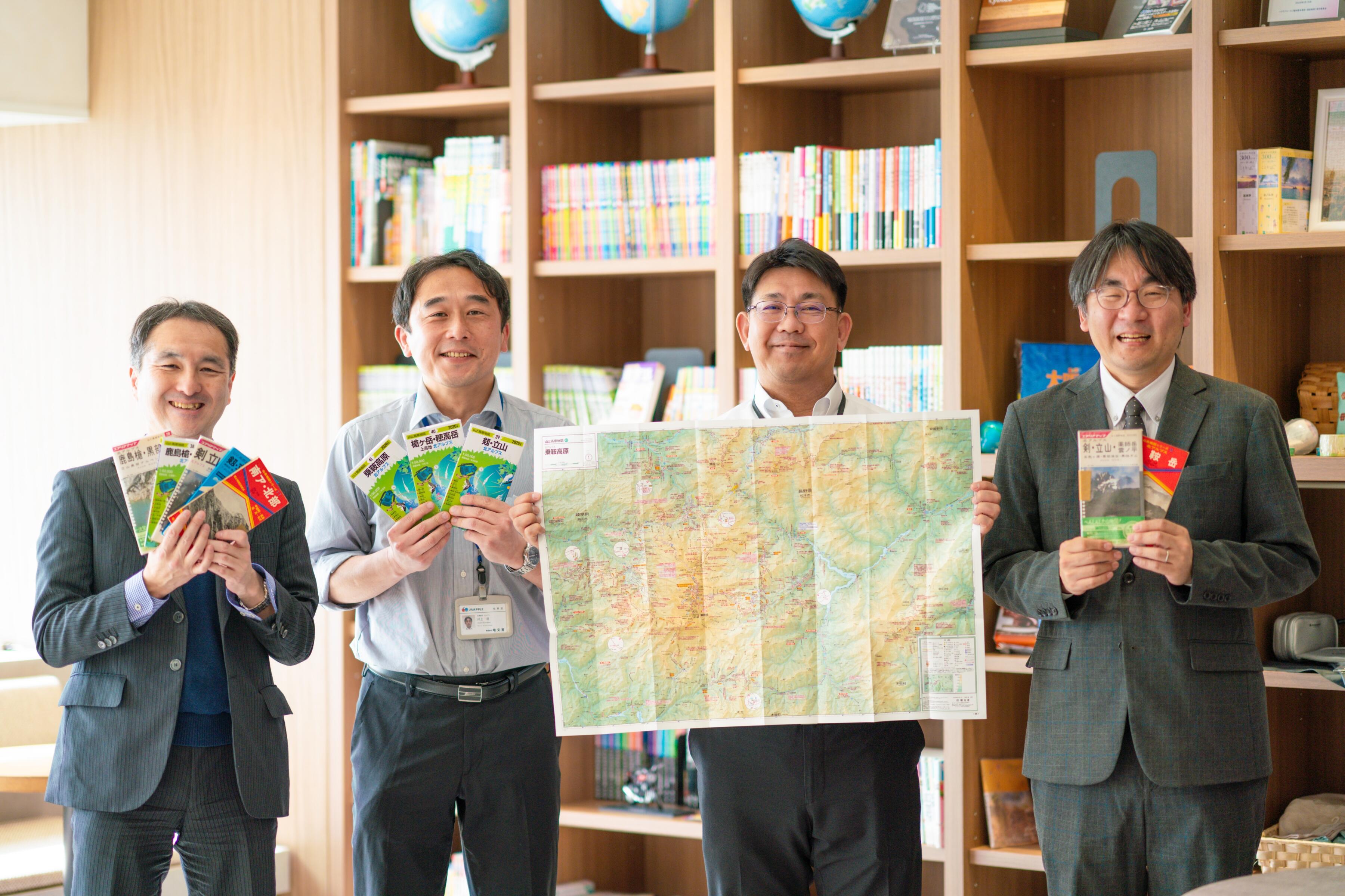 雨に強く、破れない。登山者の命を守る地図を50年支える素材
