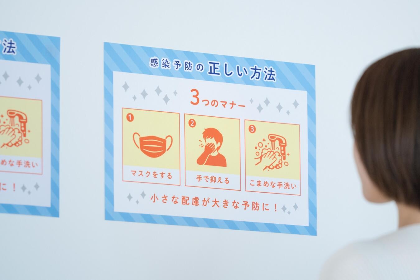 静電気の力で張り付き、施工が簡単で、短期間のイベントに。