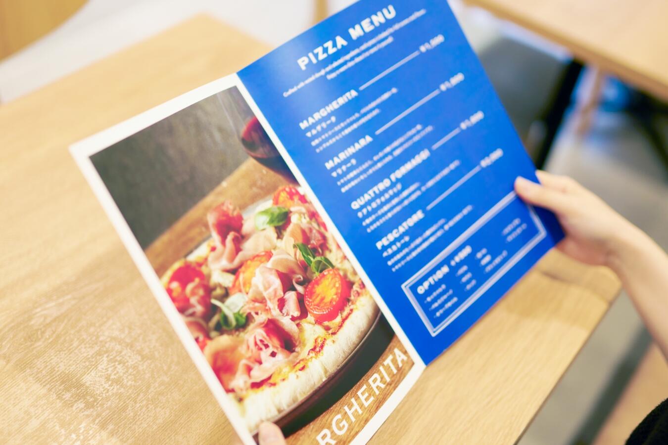 料理をおいしく見せる印刷再現性と長期で使える耐久性があります。